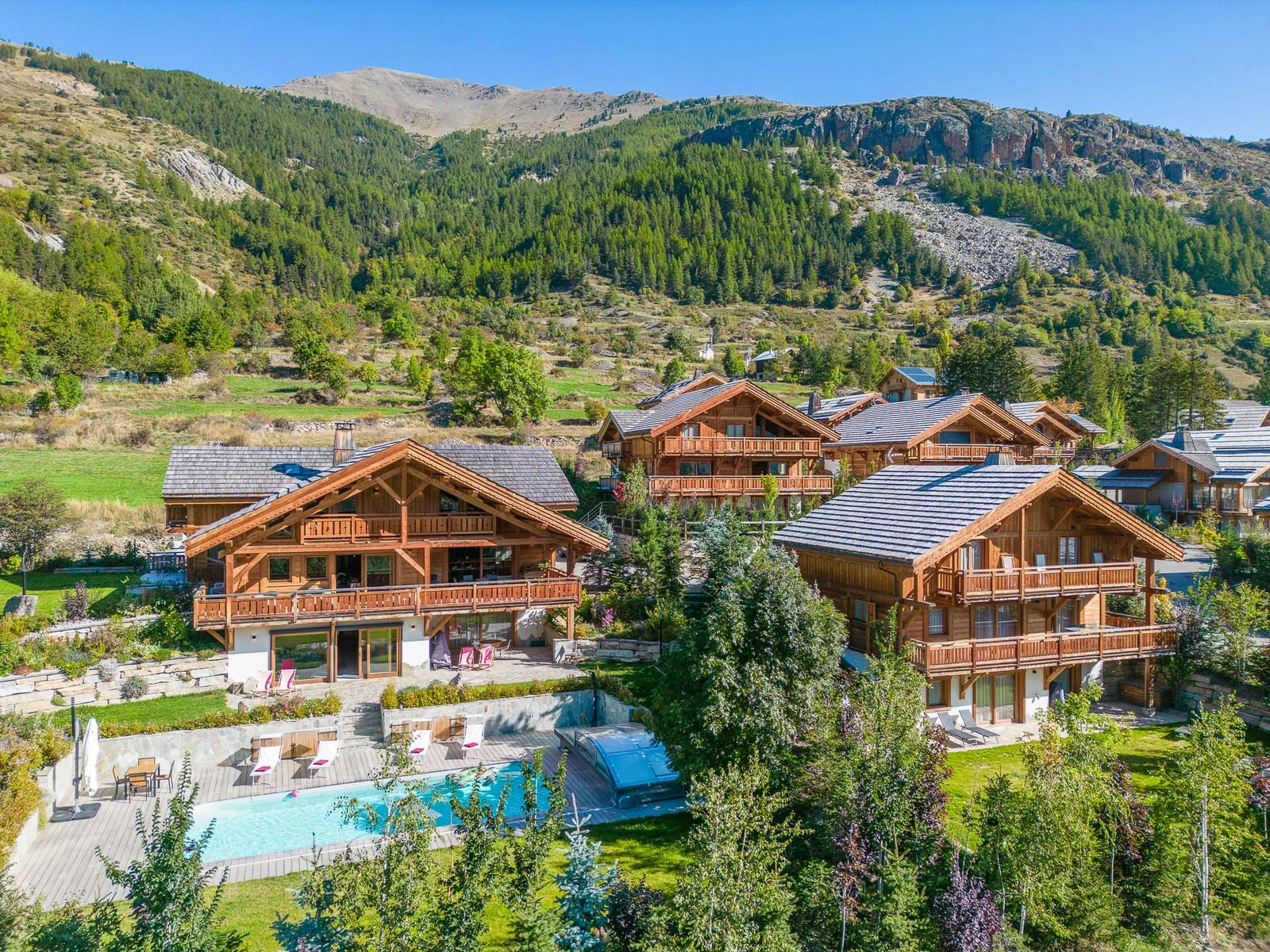 Chalet L'Étoile — vue aérienne des chalets et de la piscine