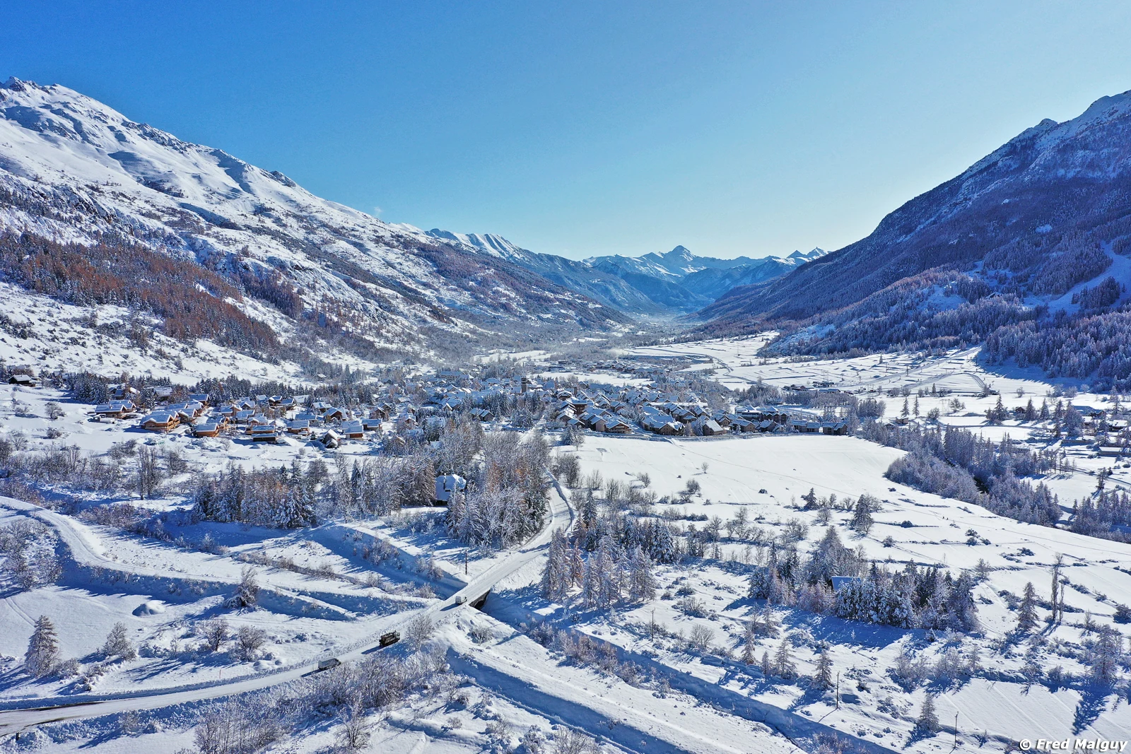 Serre Chevalier — vue aérienne sur la vallée enneigée