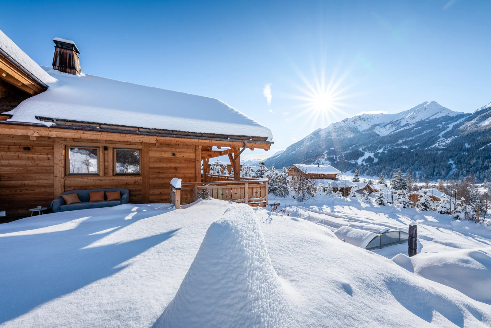 Chalet L'Étoile — chalet et terrasse sous la neige