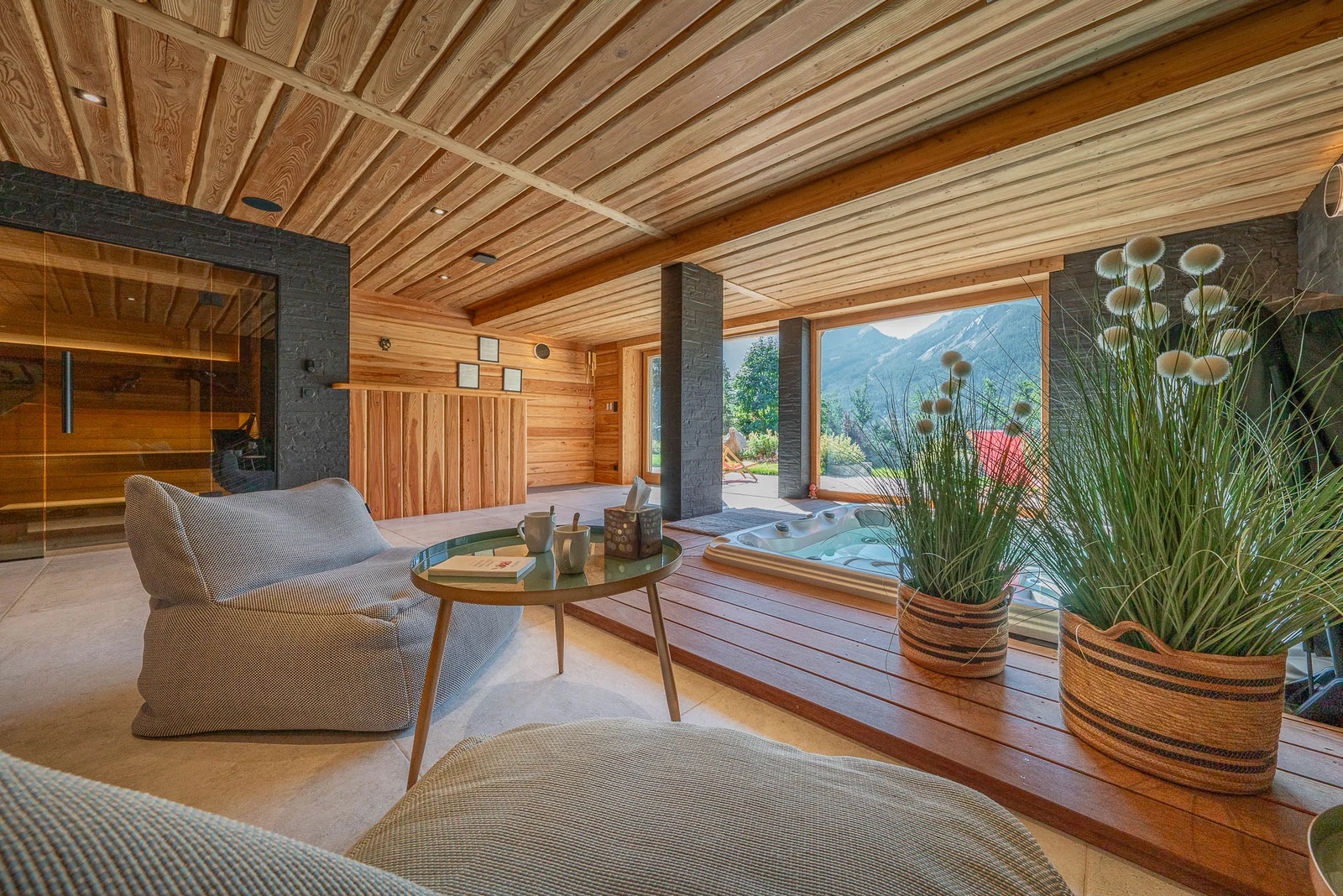 Chalet L'Étoile — espace spa avec jacuzzi
