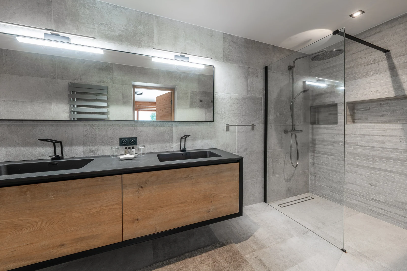 Chalet L'Étoile — salle de bains double vasque et douche