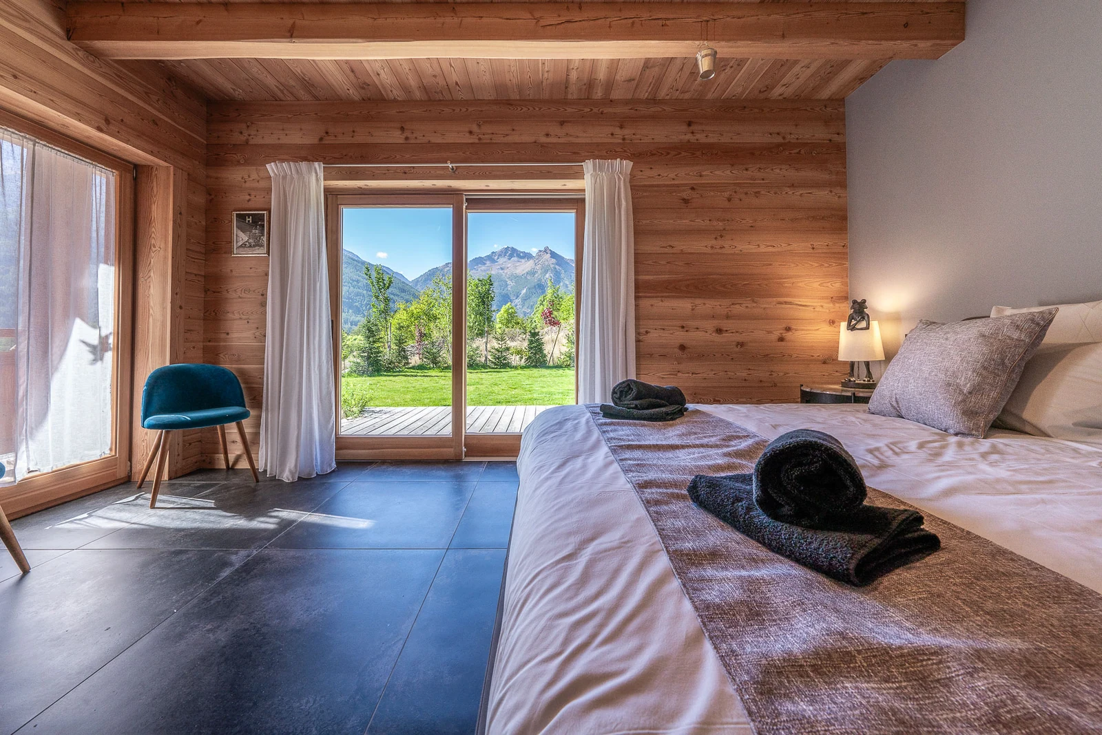 Chalet L'Étoile — chambre avec baie vitrée sur la montagne