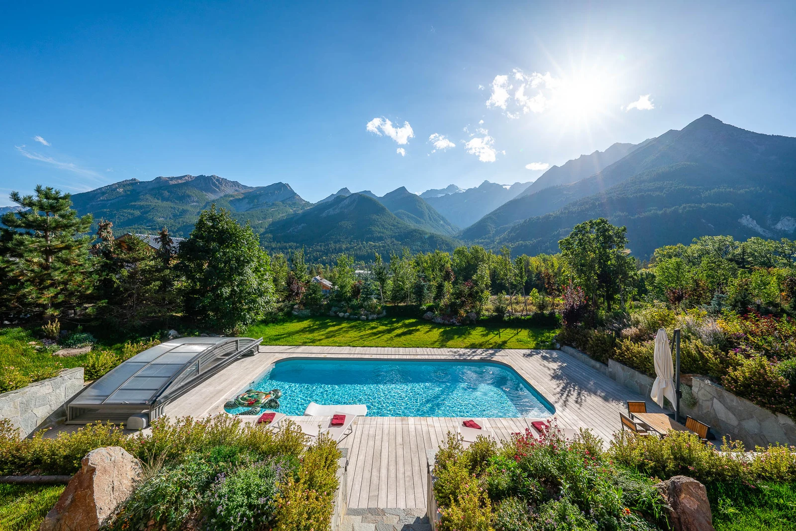 Chalet L'Étoile — piscine extérieure face aux montagnes
