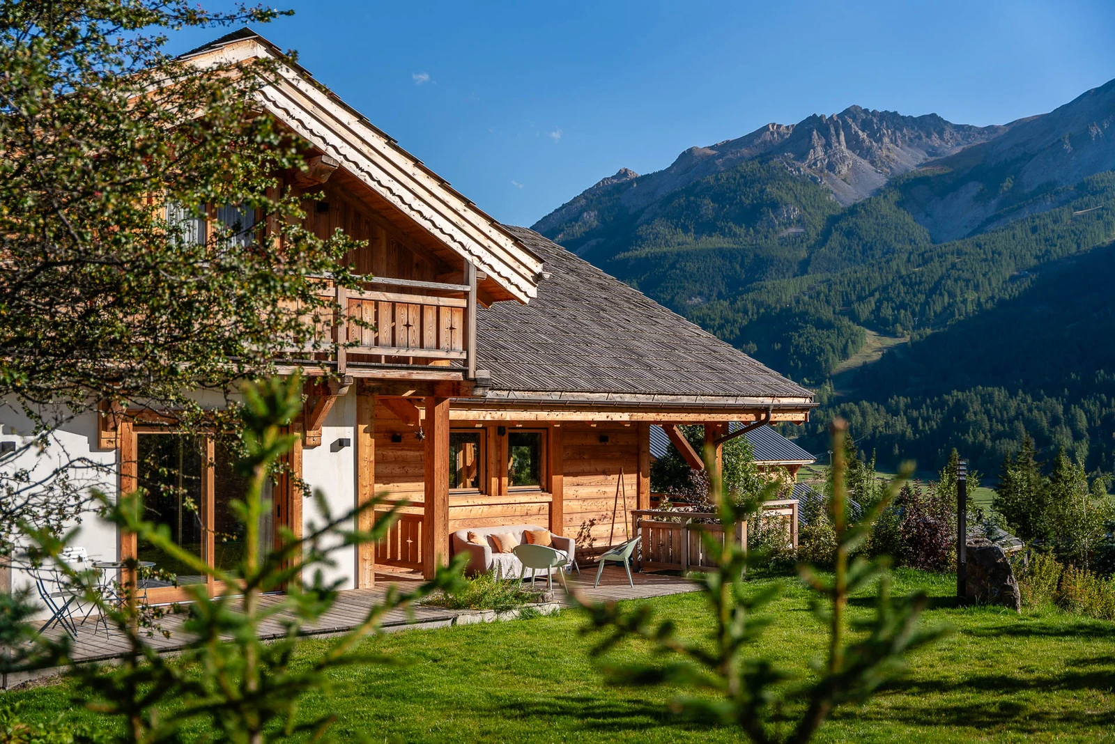 Chalet L'Étoile — terrasse et jardin en été