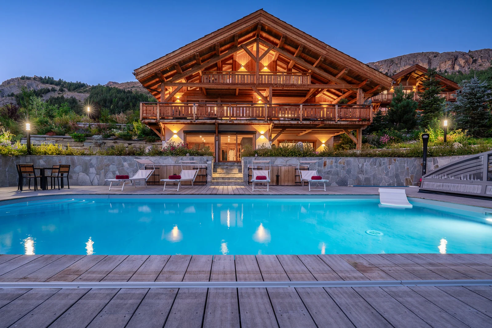 Chalet L'Étoile — piscine éclairée au crépuscule