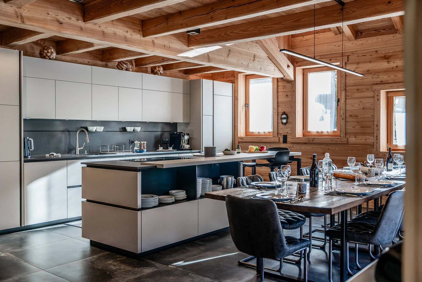Chalet L'Étoile — cuisine ouverte et grande table