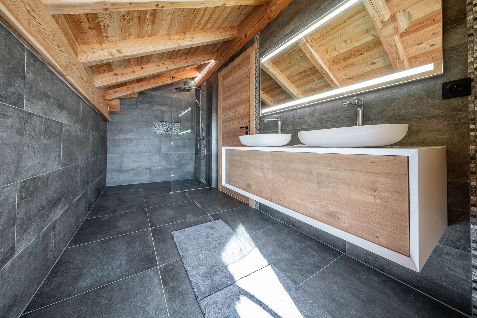 Chalet L'Étoile — salle d'eau sous les combles