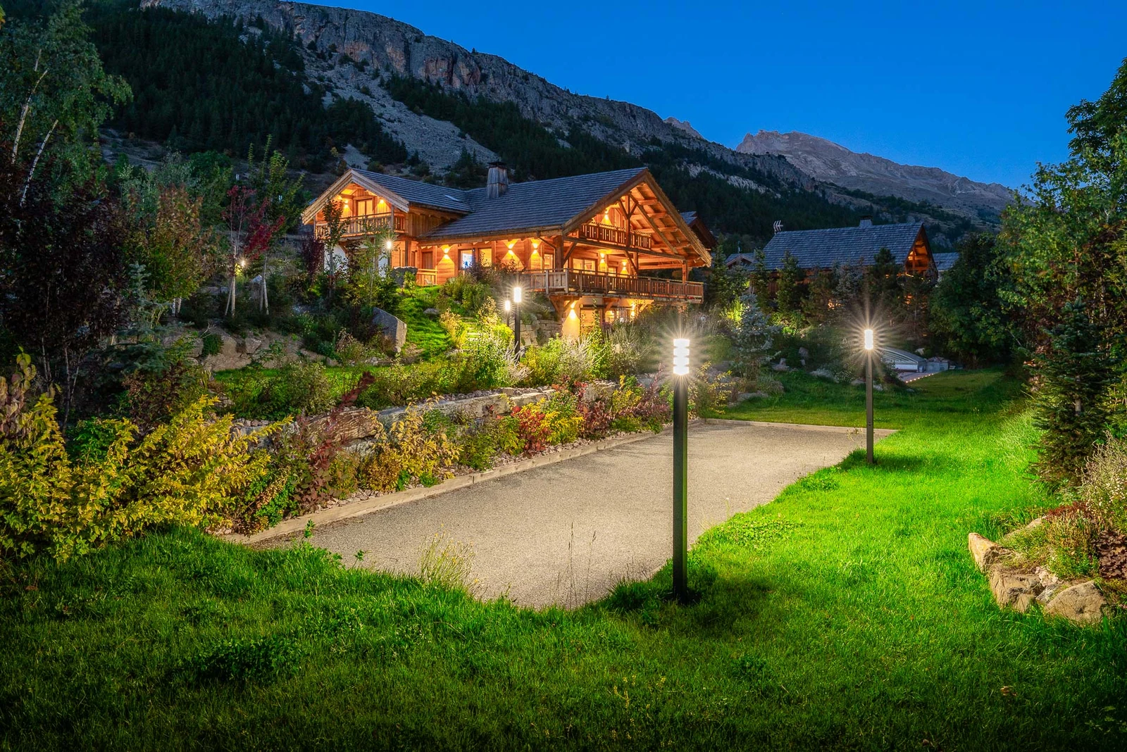 Chalet L'Étoile — chalet illuminé à la tombée du jour