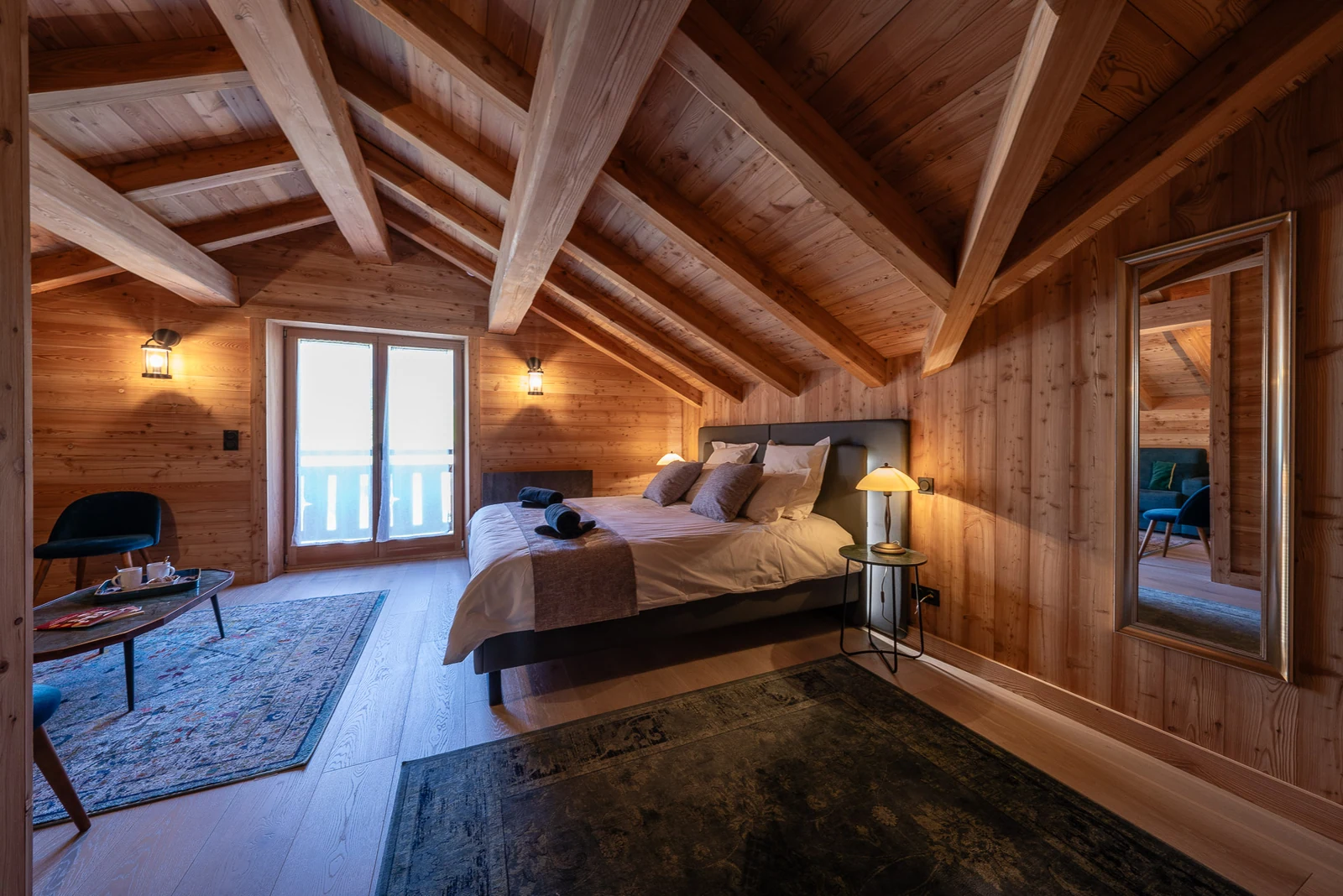 Chalet L'Étoile — chambre mansardée avec balcon