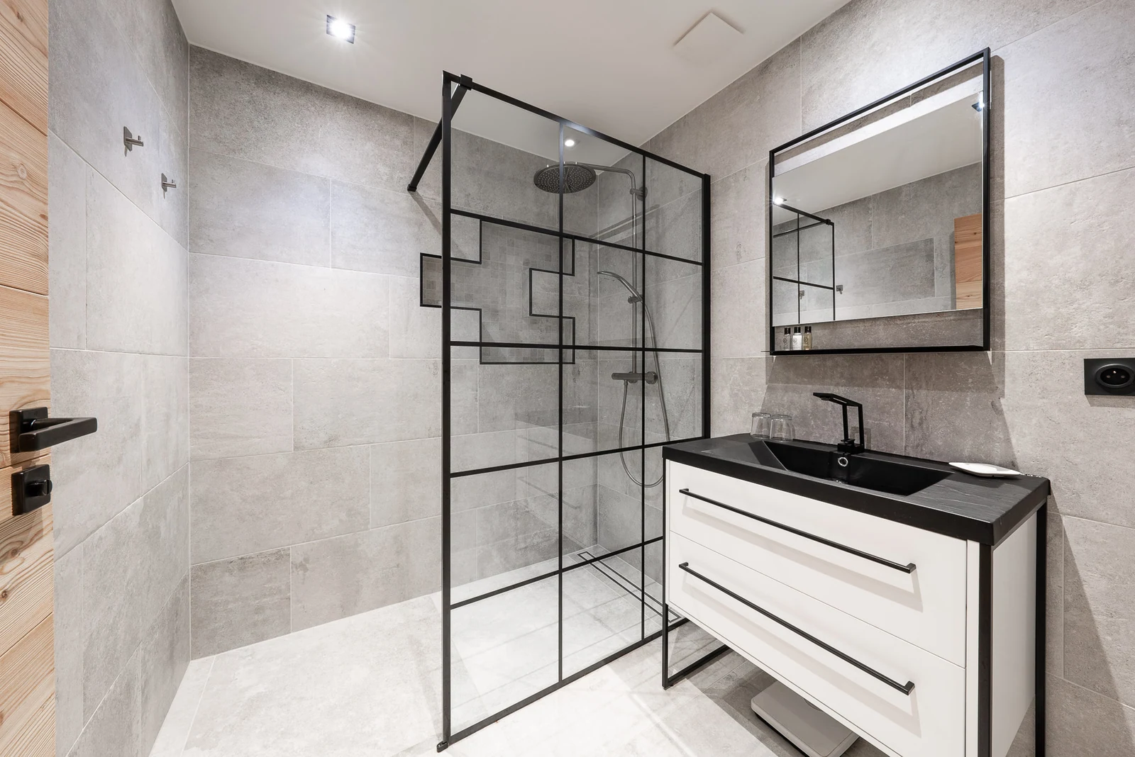 Chalet L'Étoile — salle d'eau avec douche à l'italienne