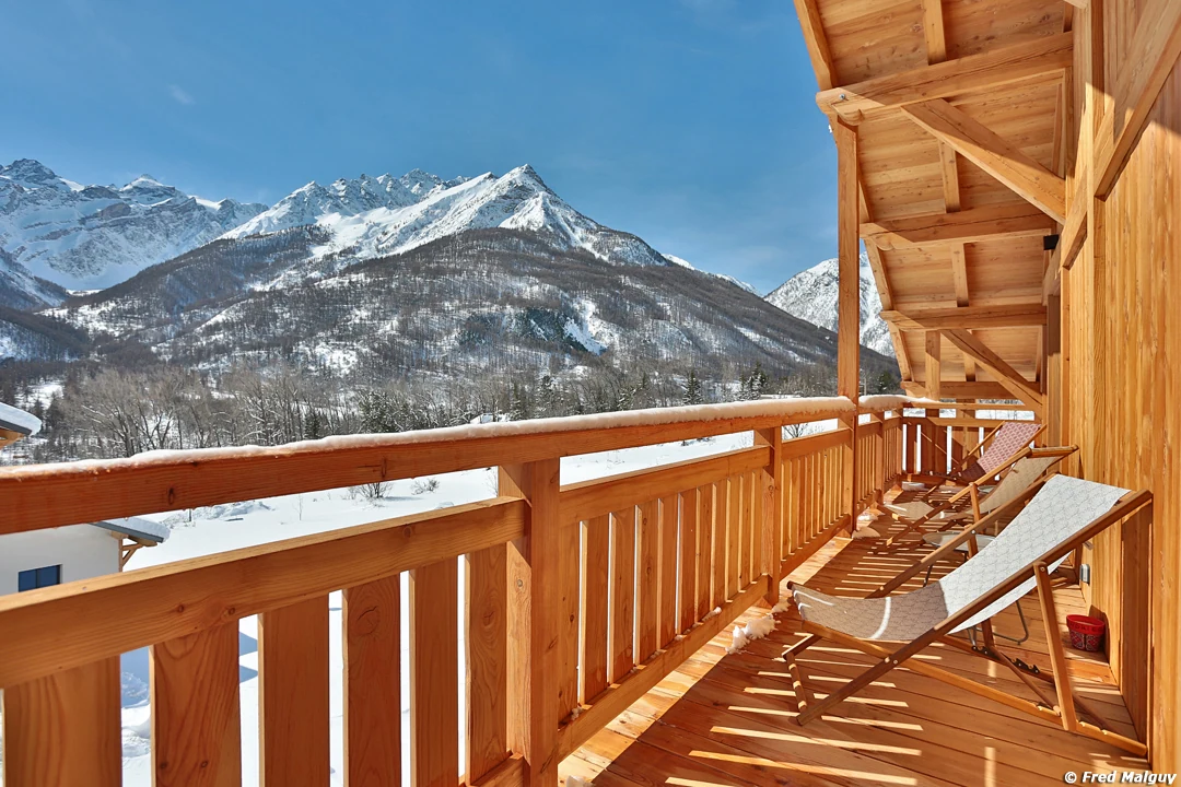 Chalet Le Flocon — balcon enneigé face aux montagnes