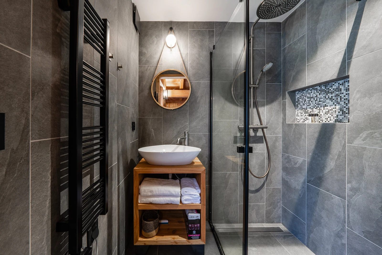 Chalet Le Flocon — salle d'eau grise avec douche italienne