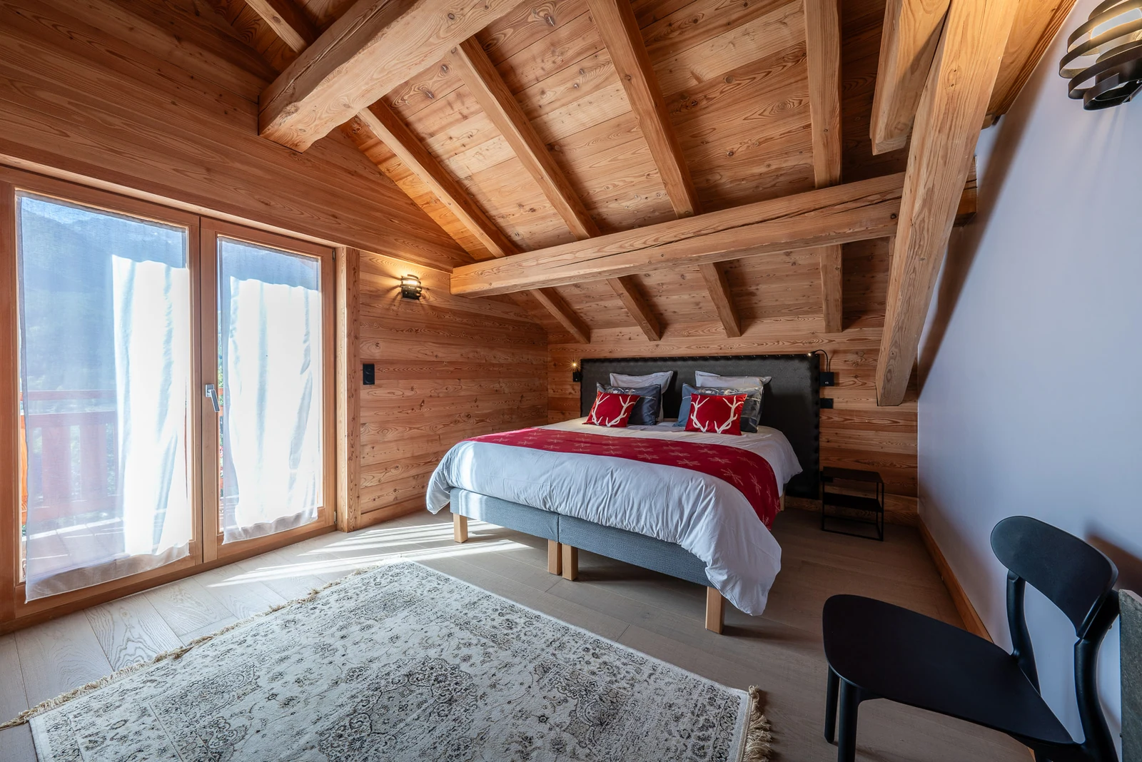 Chalet Le Flocon — chambre sous charpente apparente