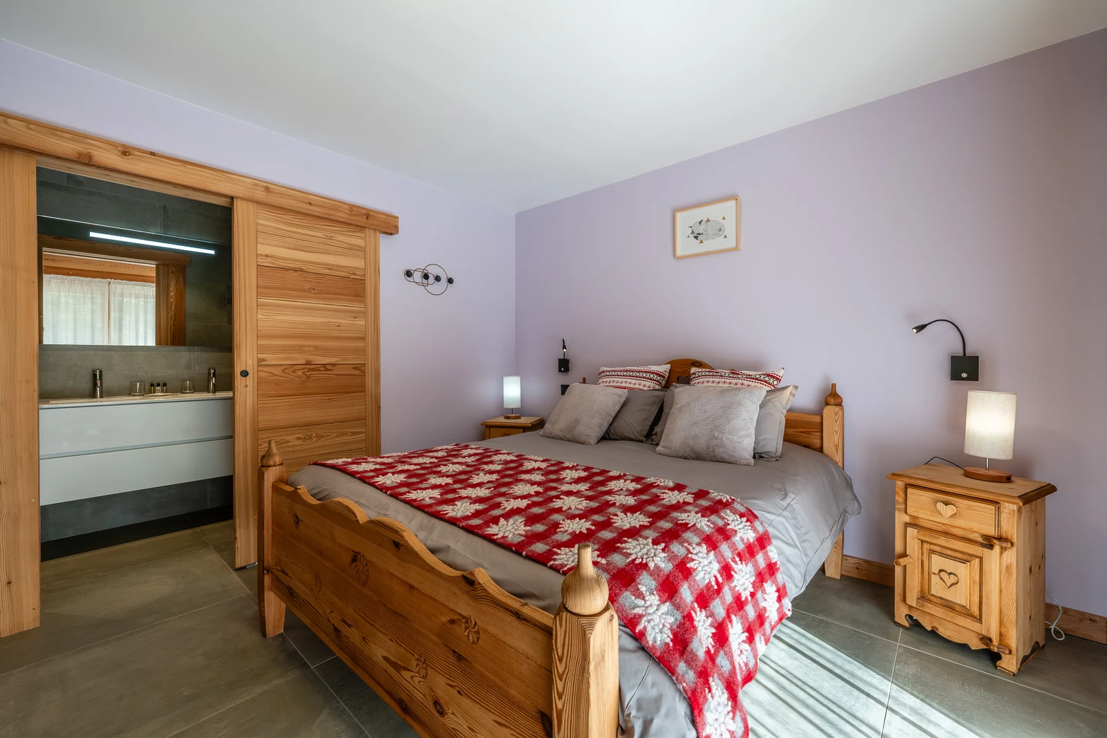 Chalet Le Flocon — chambre avec salle d'eau attenante