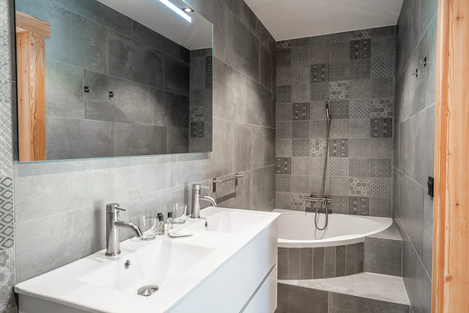 Chalet Le Flocon — salle de bains avec baignoire d'angle