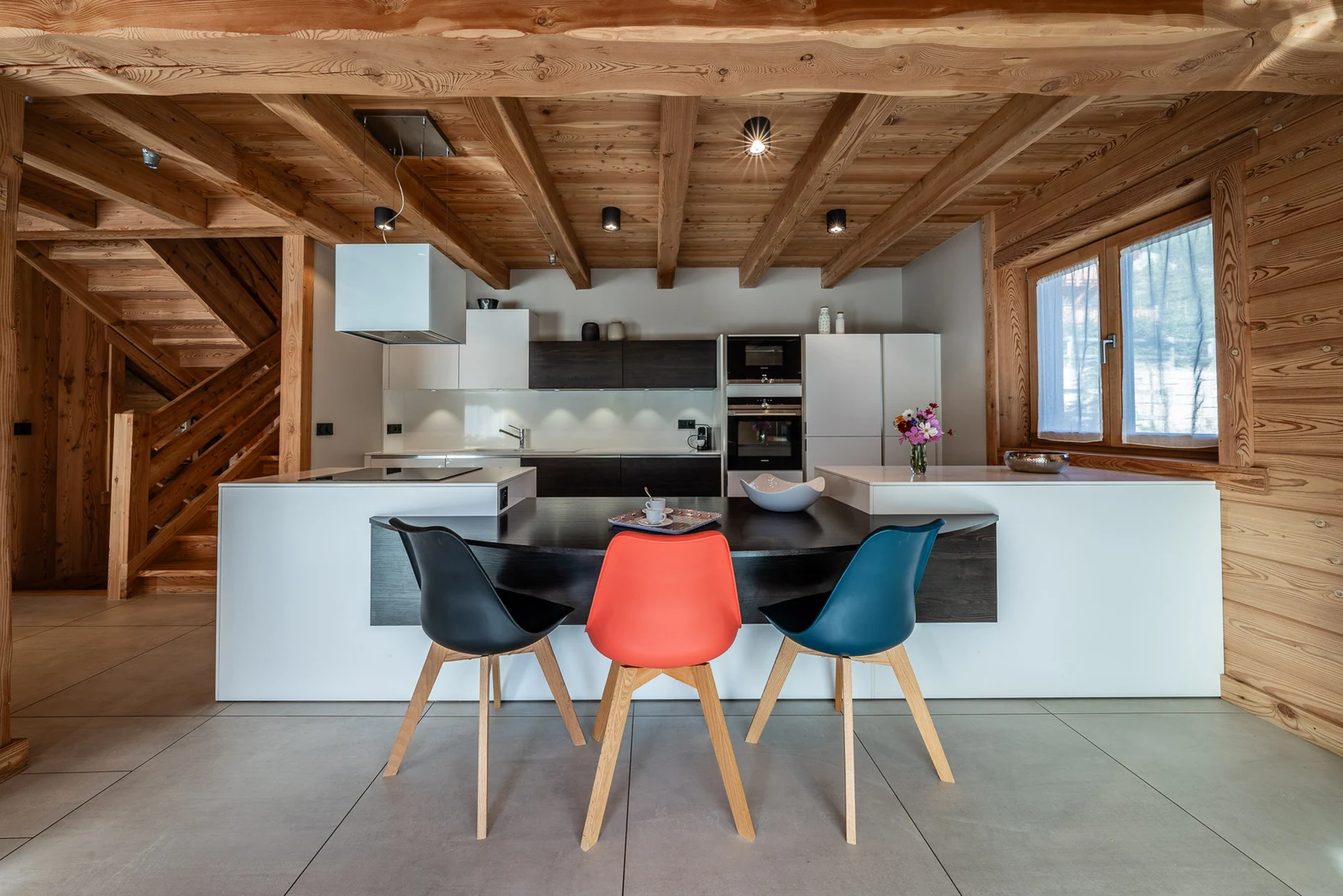 Chalet Le Flocon — cuisine ouverte avec îlot