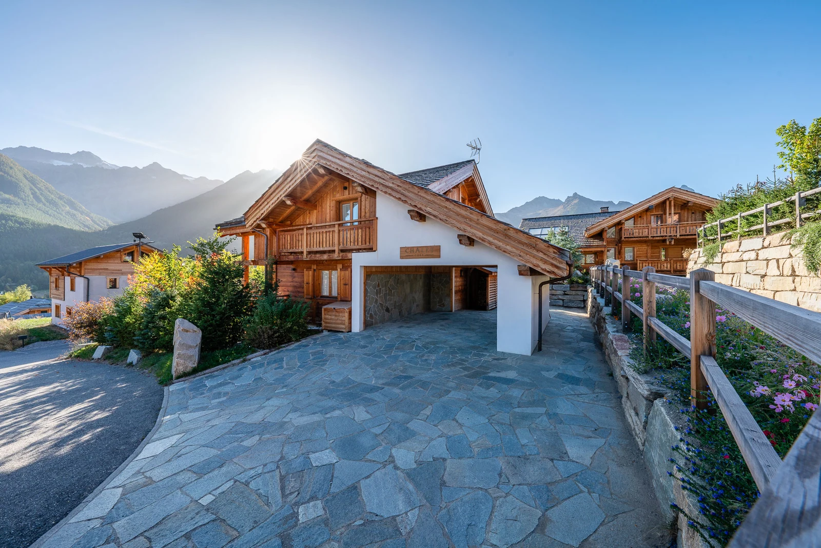 Chalet Le Flocon — entrée et cour pavée