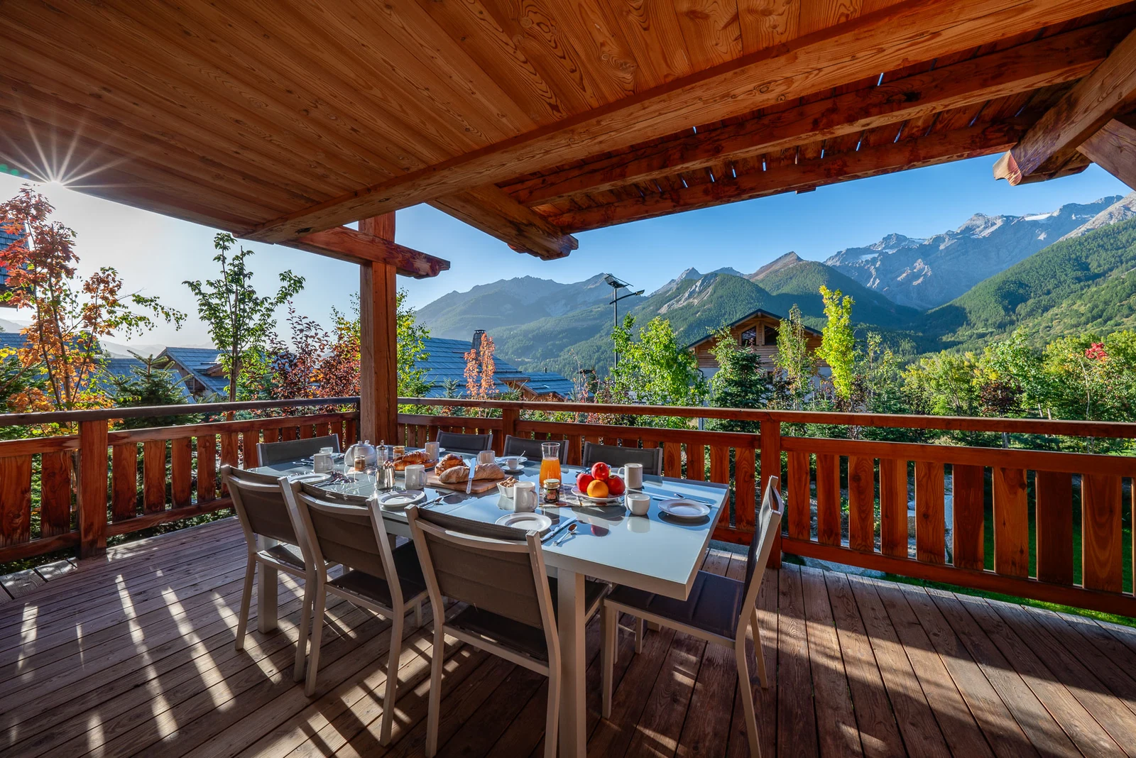 Chalet Le Flocon — petit-déjeuner en terrasse face aux sommets