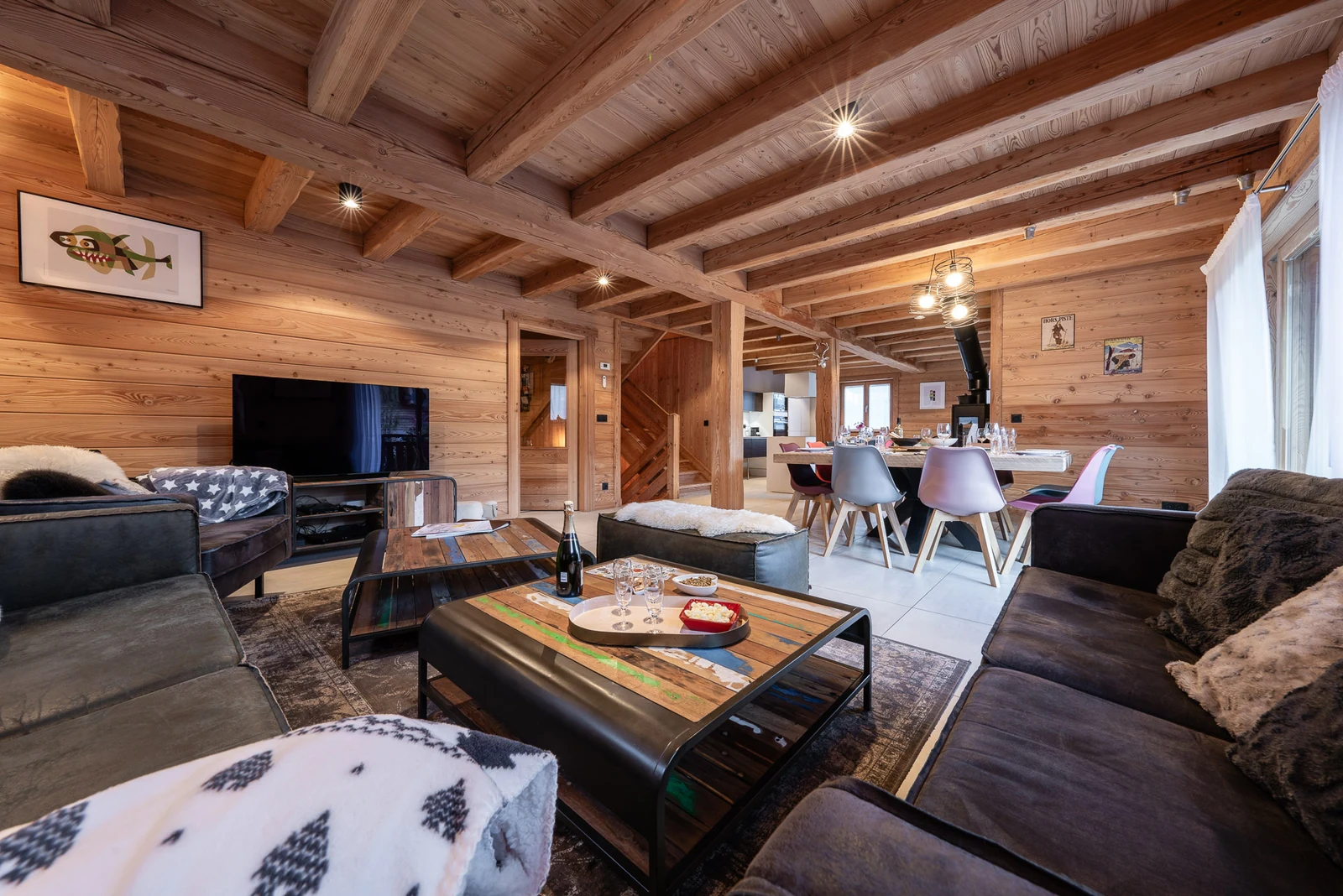 Chalet Le Flocon — salon avec canapés et télévision