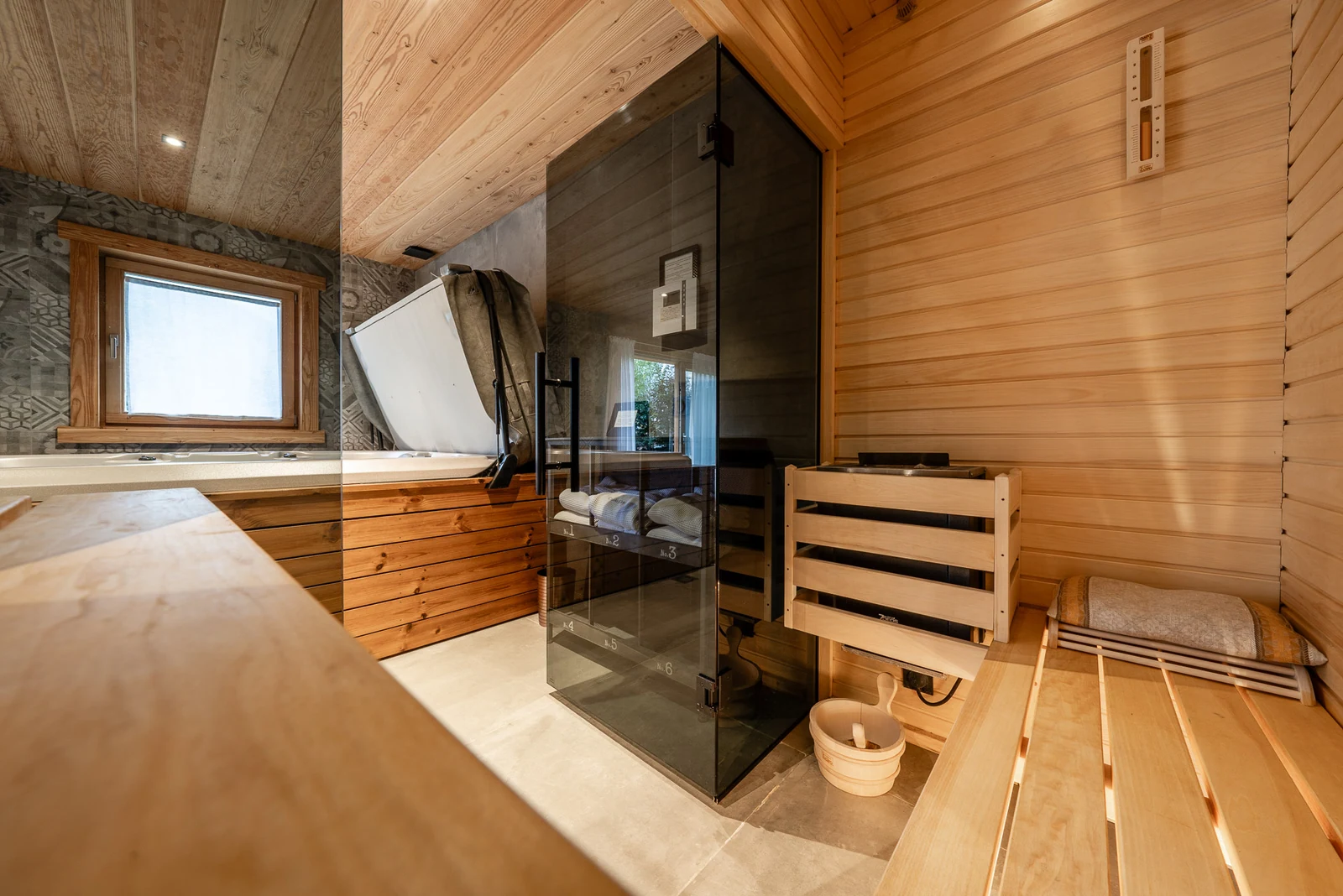 Chalet Le Flocon — sauna en bois clair