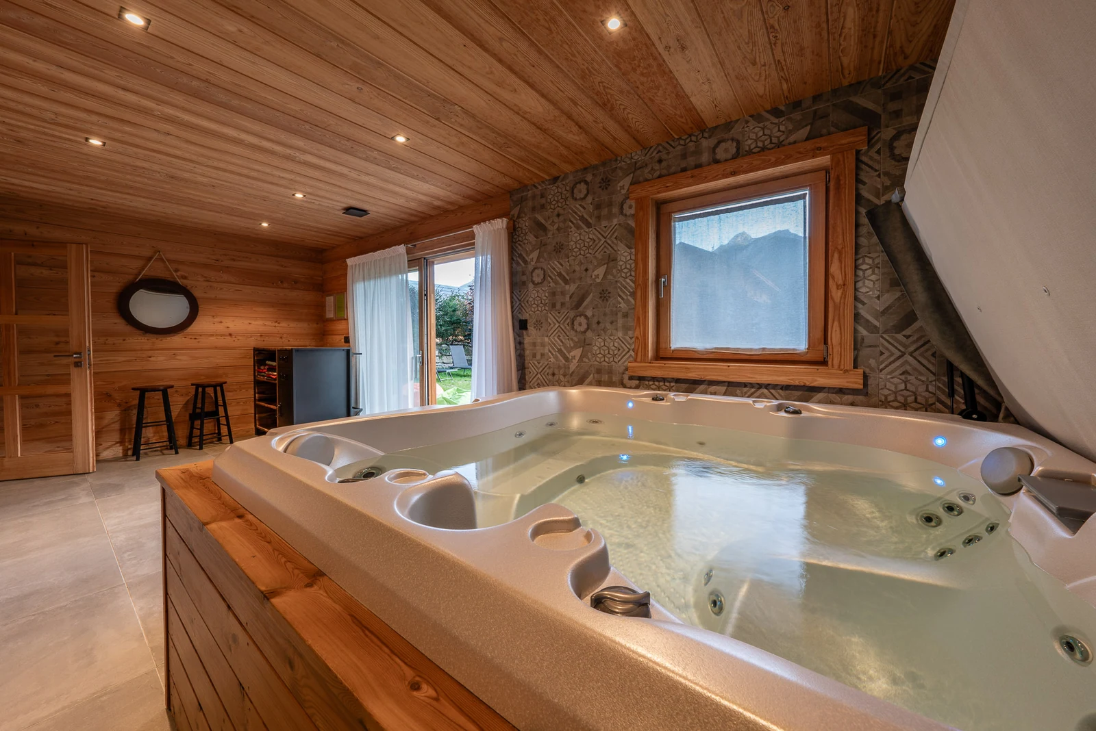 Chalet Le Flocon — jacuzzi intérieur avec vue montagne