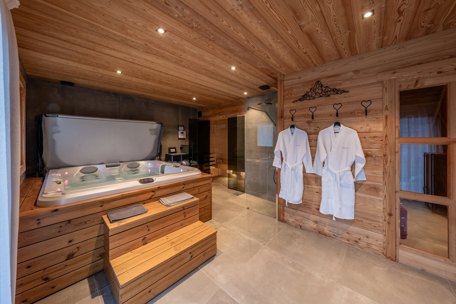 Chalet Le Flocon — espace spa et peignoirs