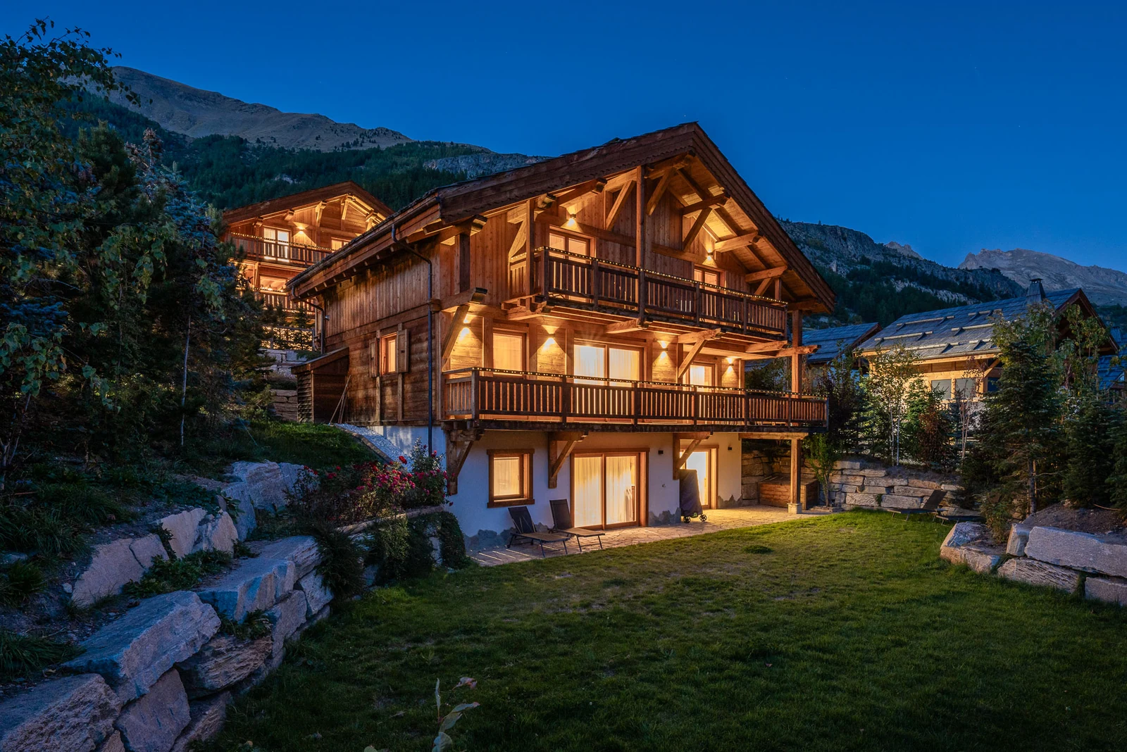 Chalet Le Flocon — chalet illuminé à la tombée du jour