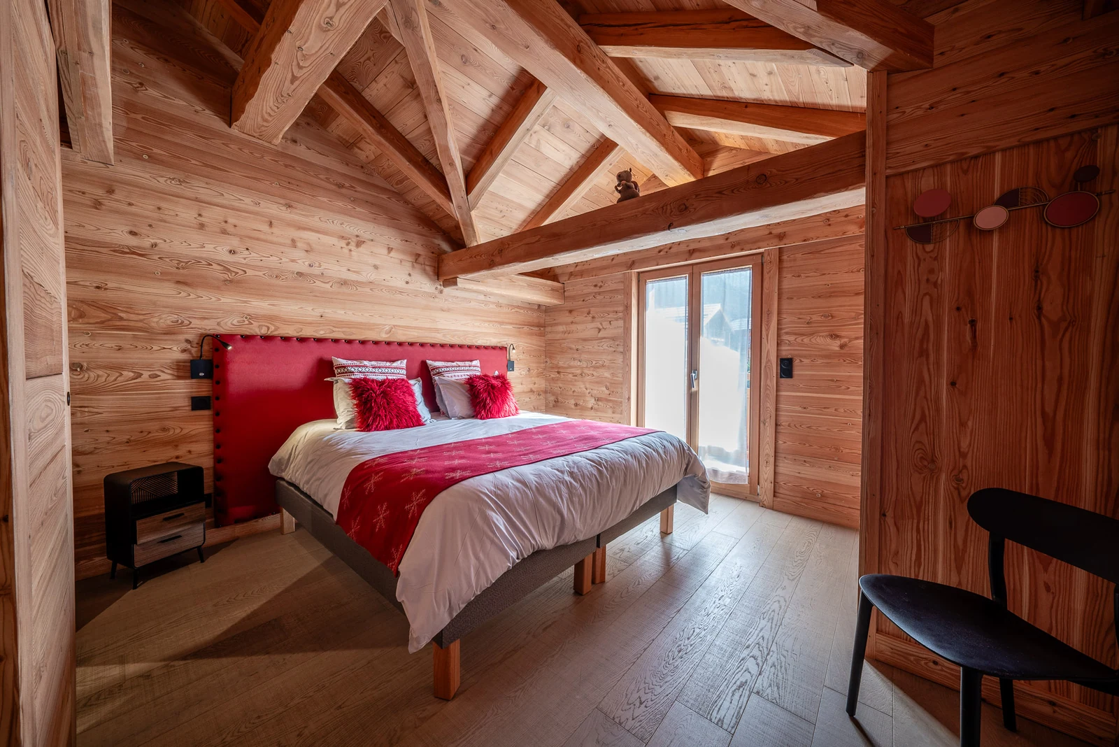 Chalet Le Flocon — chambre avec tête de lit rouge
