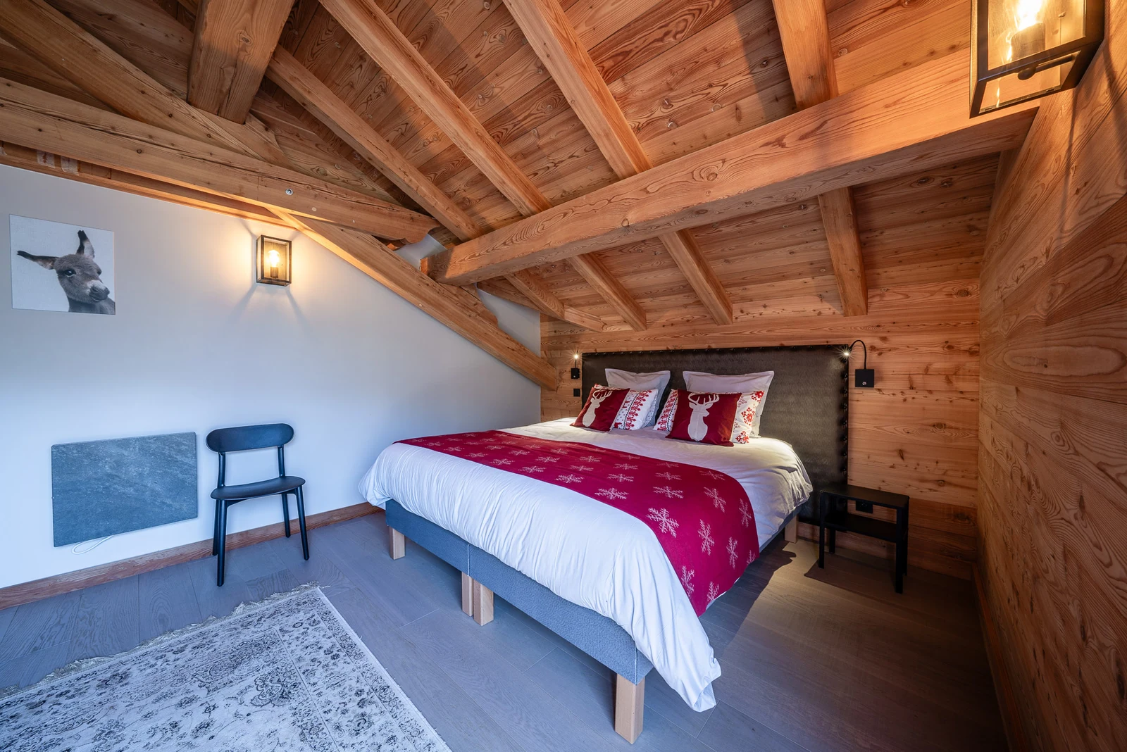 Chalet Le Flocon — chambre sous combles boisés