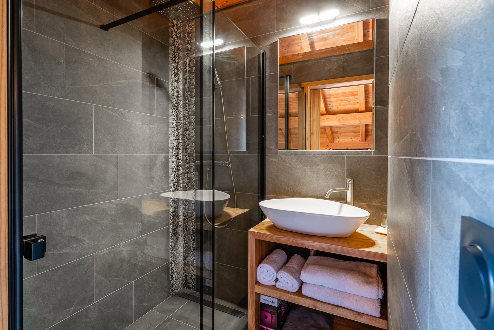Chalet Le Flocon — douche à l'italienne et vasque
