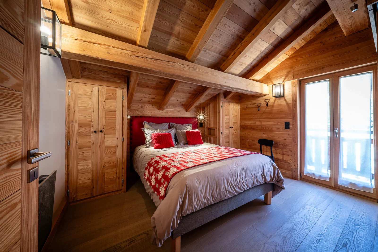 Chalet Le Flocon — chambre avec accès balcon