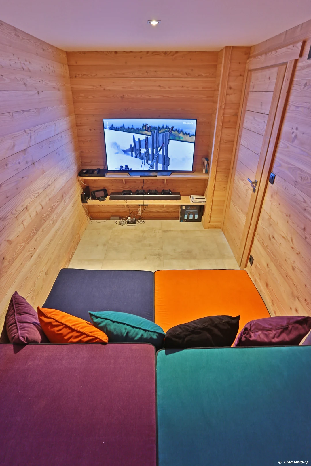 Chalet Le Mélézin — salle télé avec grand écran