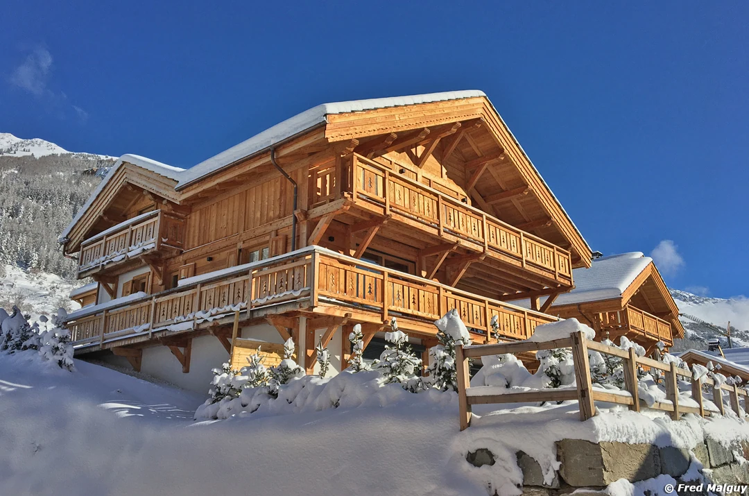 Chalet Le Mélézin — chalet en bois enneigé