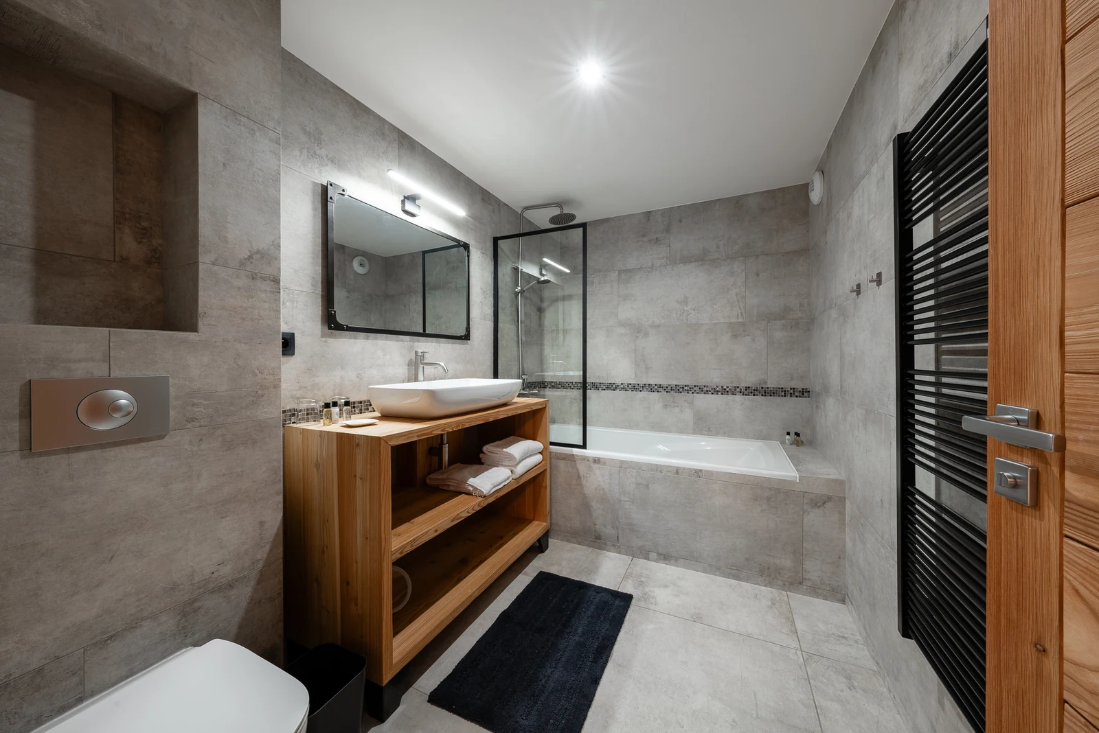 Chalet Le Mélézin — salle de bains avec baignoire