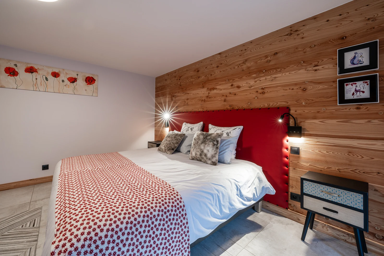 Chalet Le Mélézin — chambre à tête de lit rouge