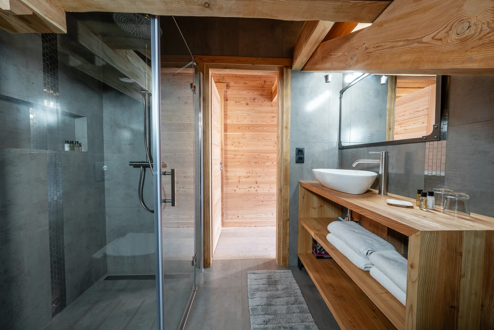 Chalet Le Mélézin — salle d'eau sous charpente