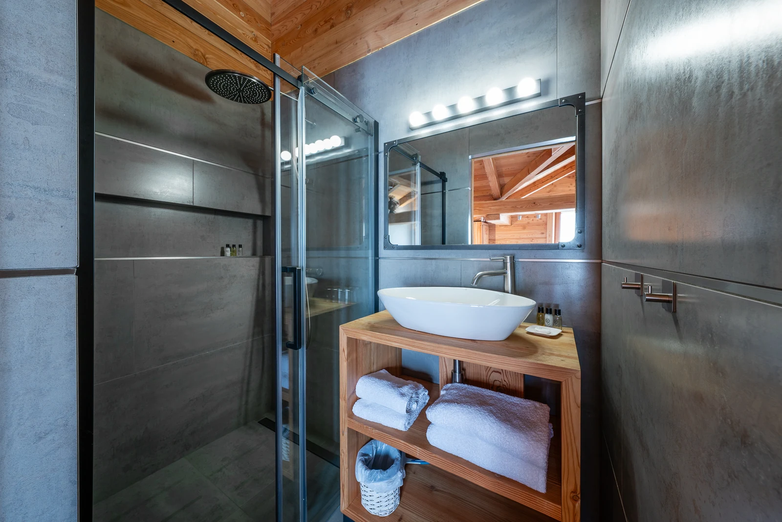 Chalet Le Mélézin — salle d'eau avec cabine de douche