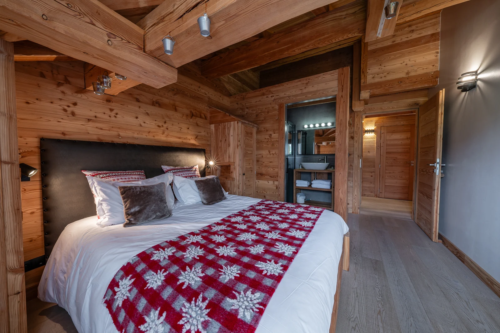 Chalet Le Mélézin — chambre en bois avec salle d'eau attenante