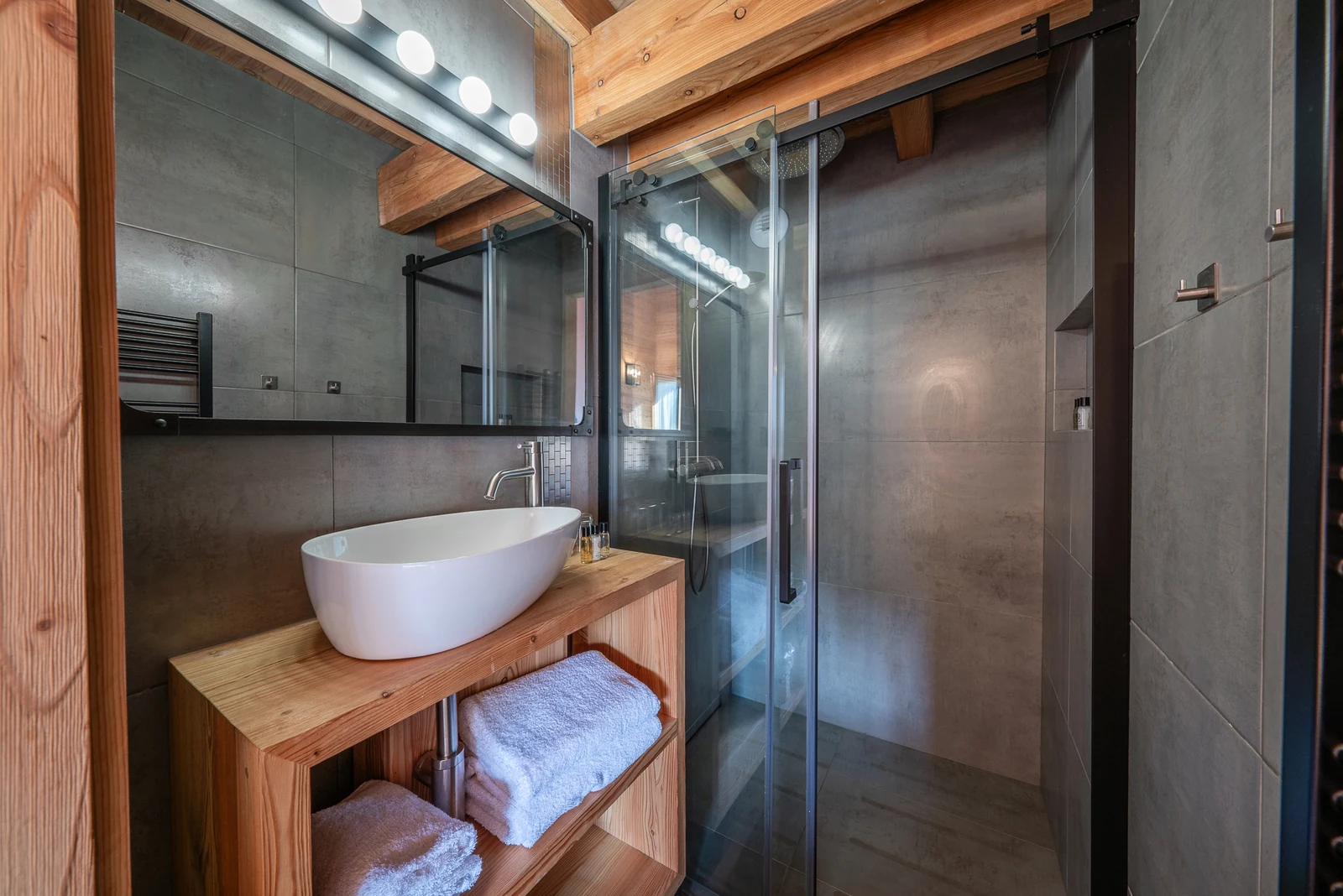 Chalet Le Mélézin — vasque et douche vitrée