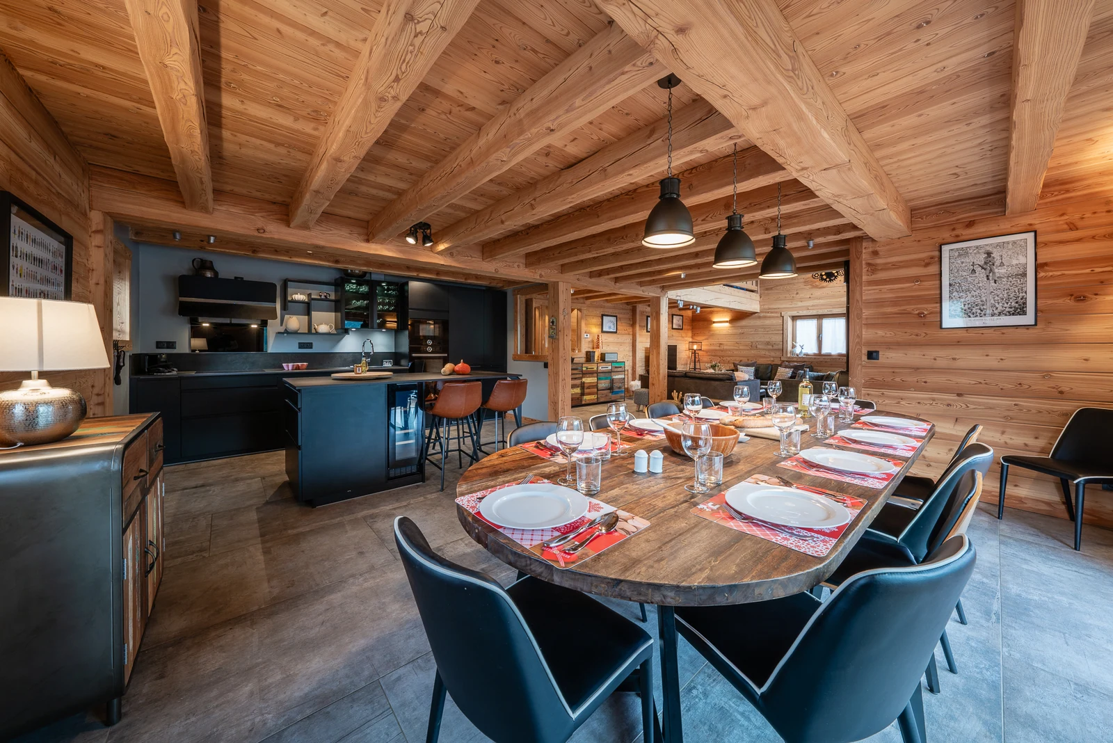 Chalet Le Mélézin — table dressée face à la cuisine