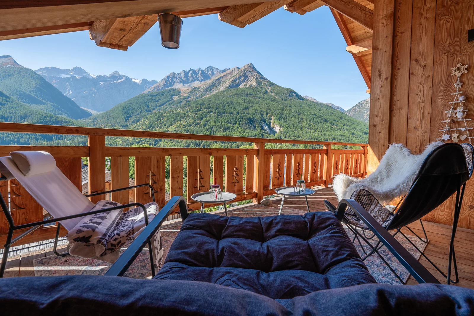 Chalet Le Mélézin — balcon avec vue sur les montagnes