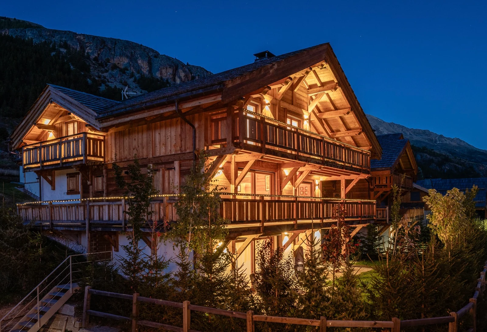 Chalet L'Étoile — chalet illuminé à la tombée de la nuit
