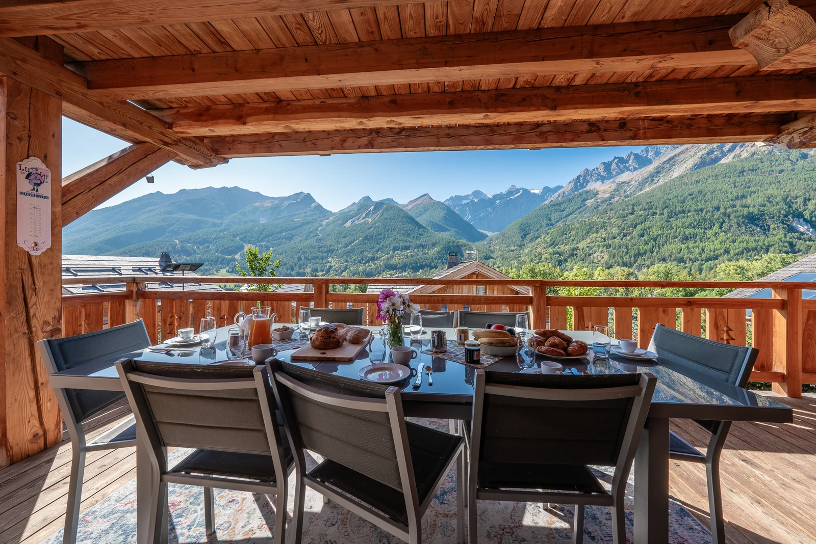 Chalet Le Mélézin — petit-déjeuner en terrasse face aux sommets