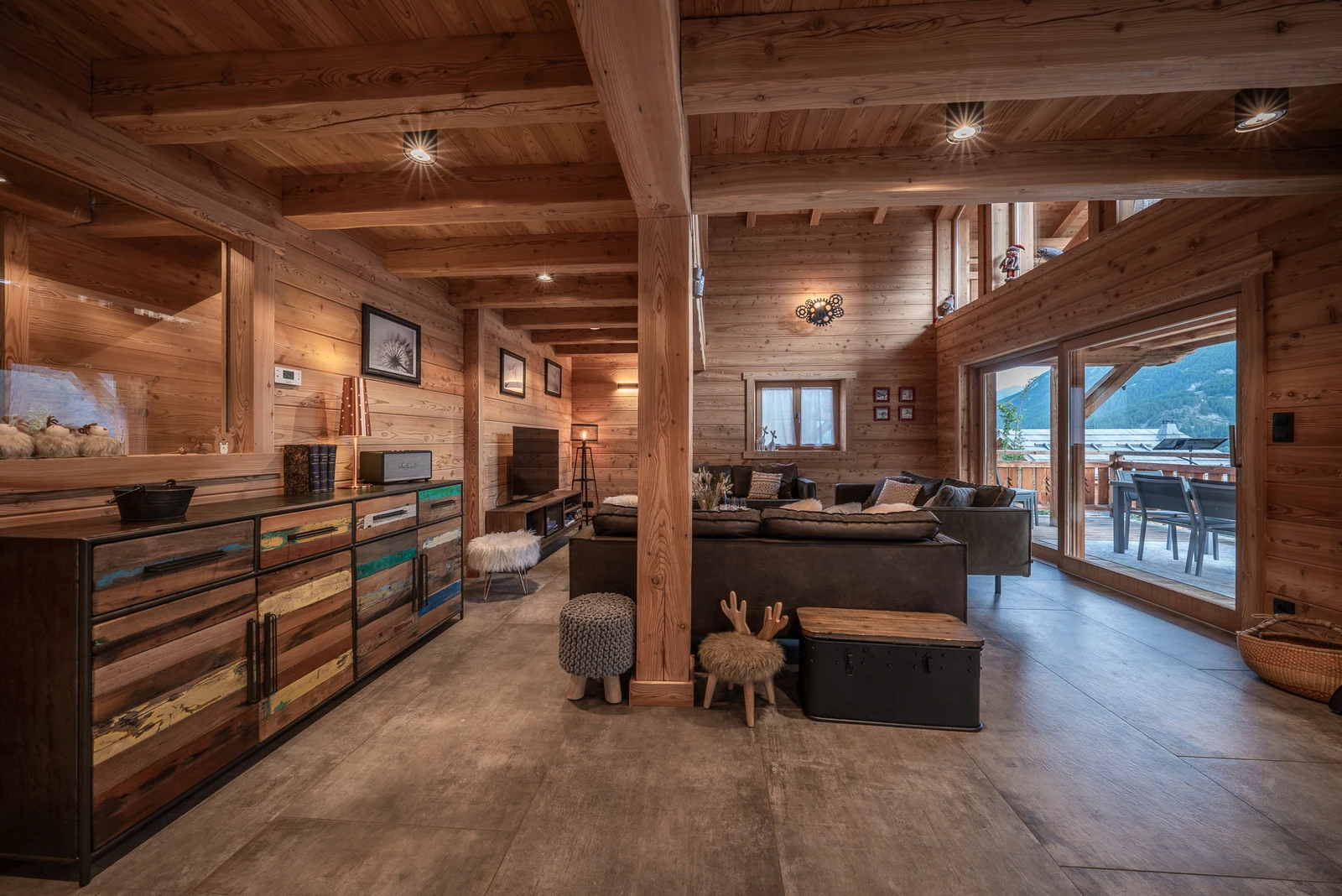 Chalet Le Mélézin — séjour ouvert sur la terrasse