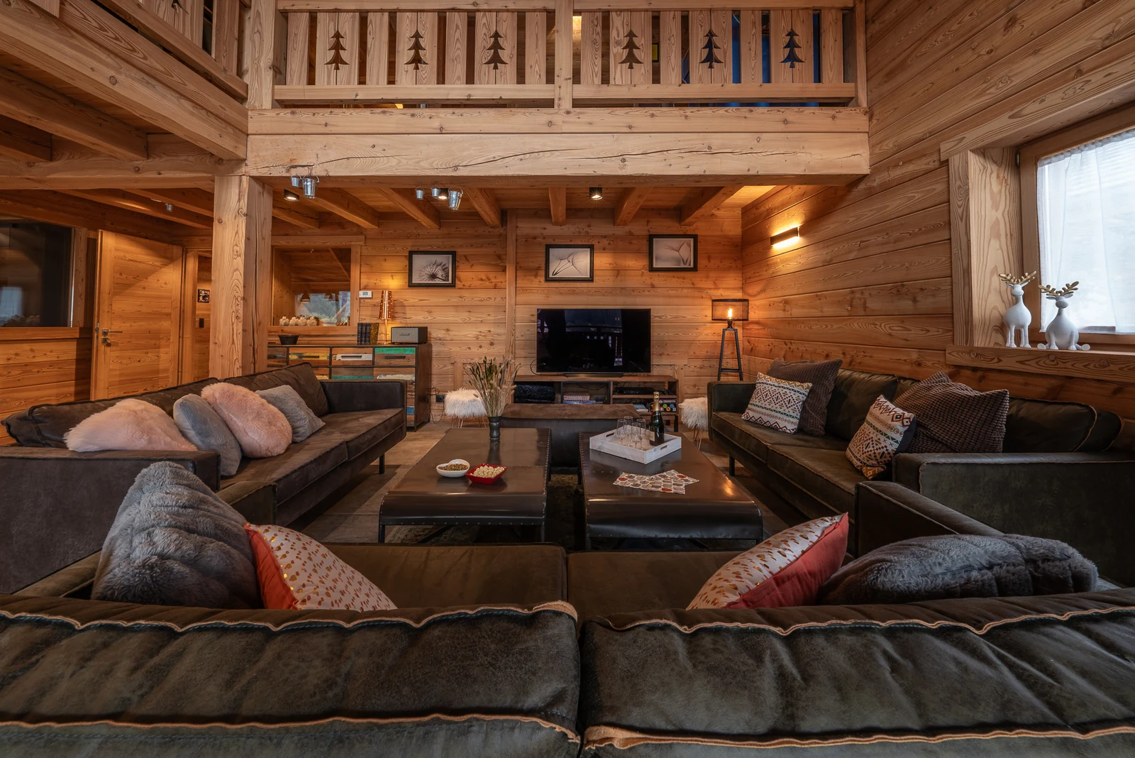 Chalet Le Mélézin — salon avec grands canapés
