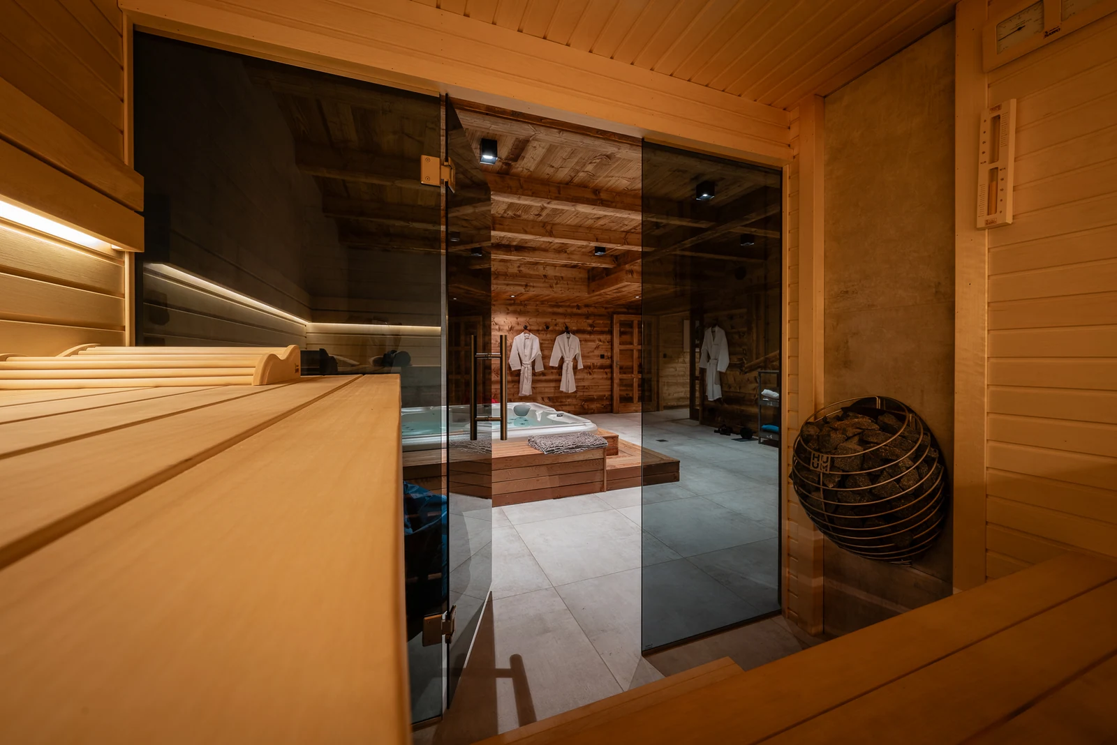 Chalet Le Mélézin — sauna vitré donnant sur le spa