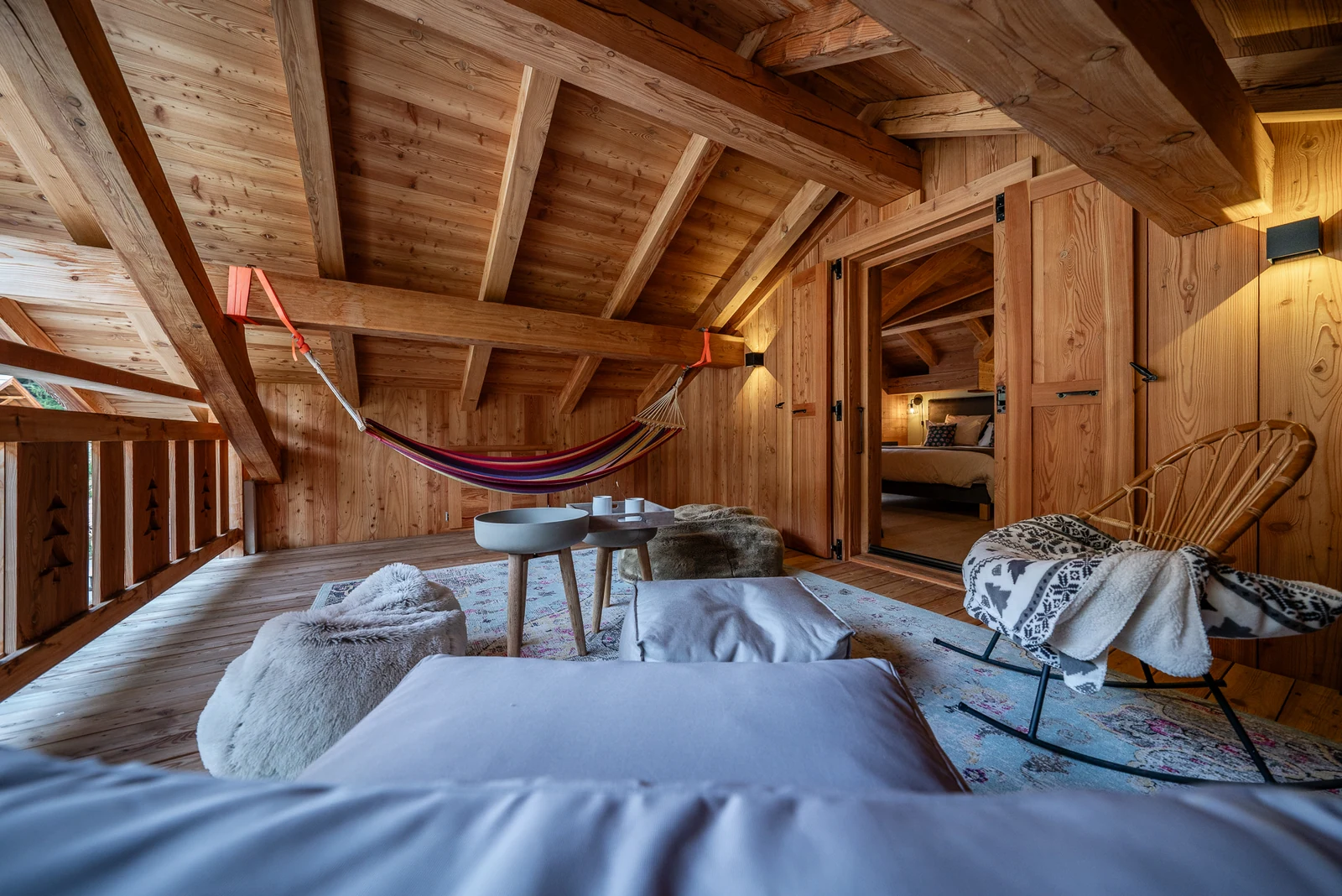 Chalet Le Mélézin — mezzanine avec hamac et fauteuils