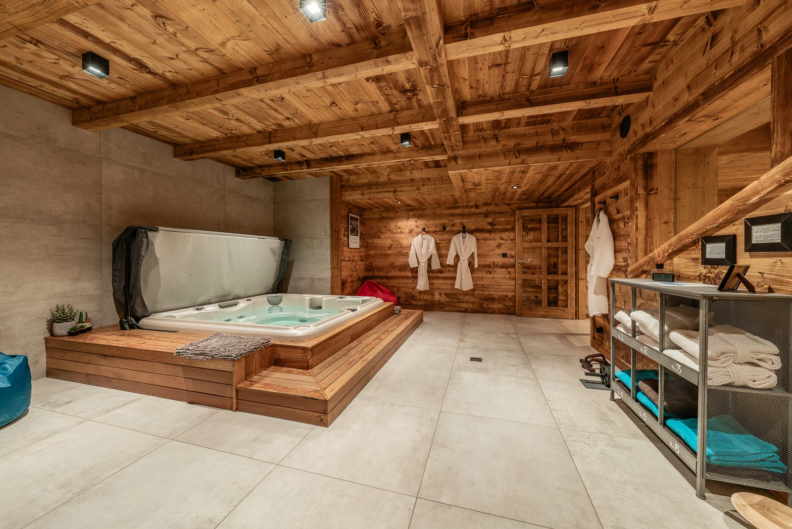 Chalet Le Mélézin — espace spa avec jacuzzi et sauna